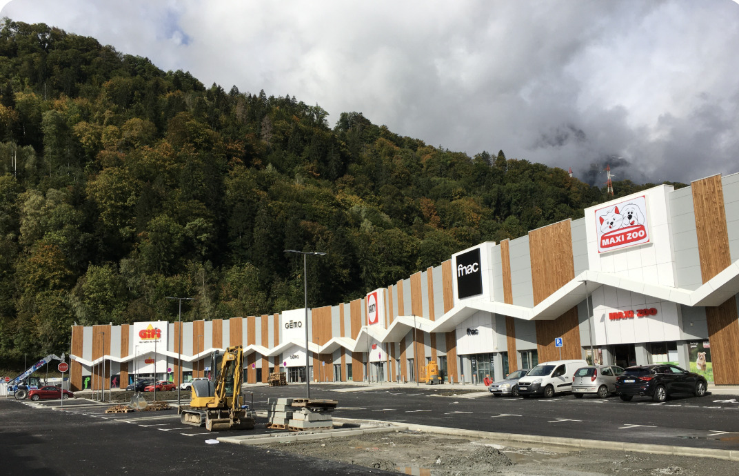 Retail park moderne en bois avec les enseignes Fnac, Darty, Maxi Zoo, Gémo et Gifi